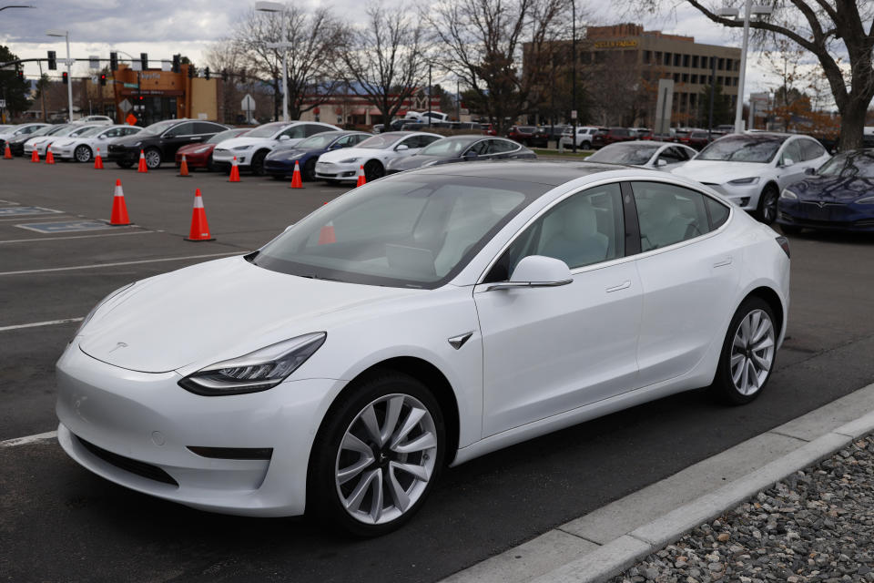 Quería comprar el Model 3 de Tesla y acabó con 28 en su cesta de la compra y 1,4 millones de euros de factura por error. (Foto: AP Photo/David Zalubowski)