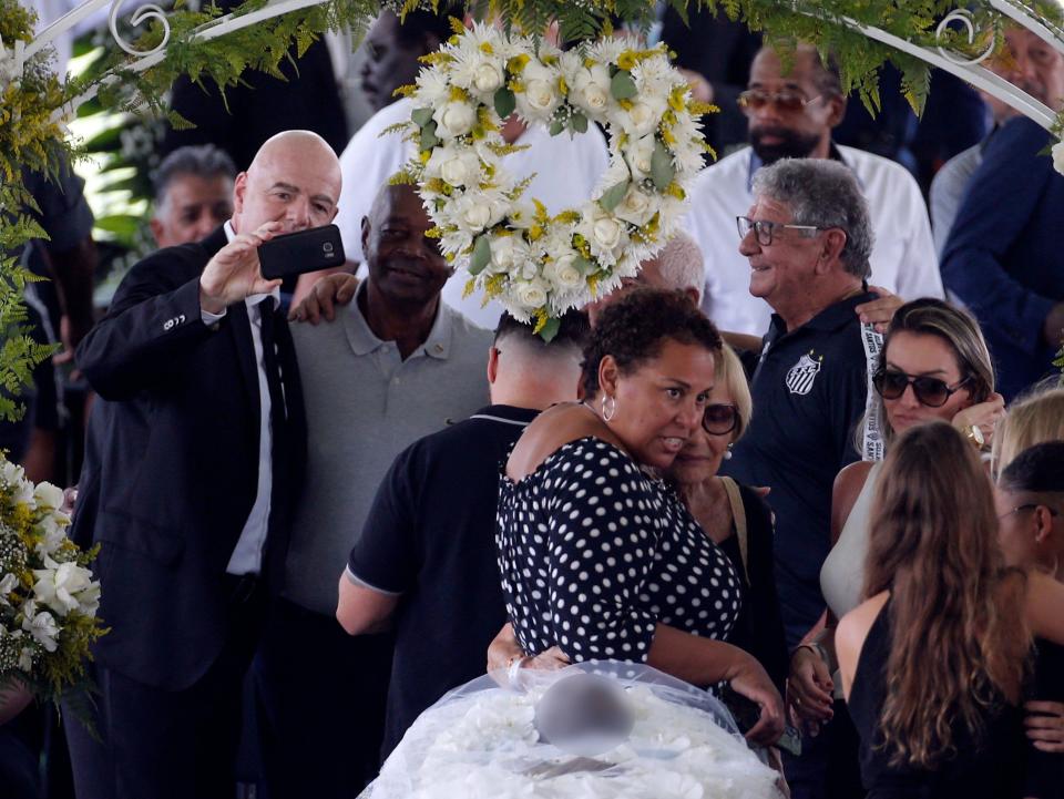 FIFA主席英凡提諾（左）在球王比利葬禮自拍，前為比利女兒凱莉。（路透社）