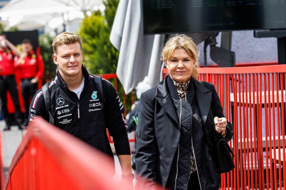 Mick Schumacher con su madre, Corinna Schumacher, en el Gran Premio de Formula 1 Azerbaijan en 2023