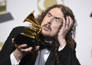 "Weird Al" Yankovic posa en la sala de prensa tras ganar el Grammy al mejor diseño de empaque de edición limitada por "Squeeze Box: The Complete Works of 'Weird Al' Yankovic", el domingo 10 de febrero del 2019 en Los Angeles. (Foto por Chris Pizzello/Invision/AP)