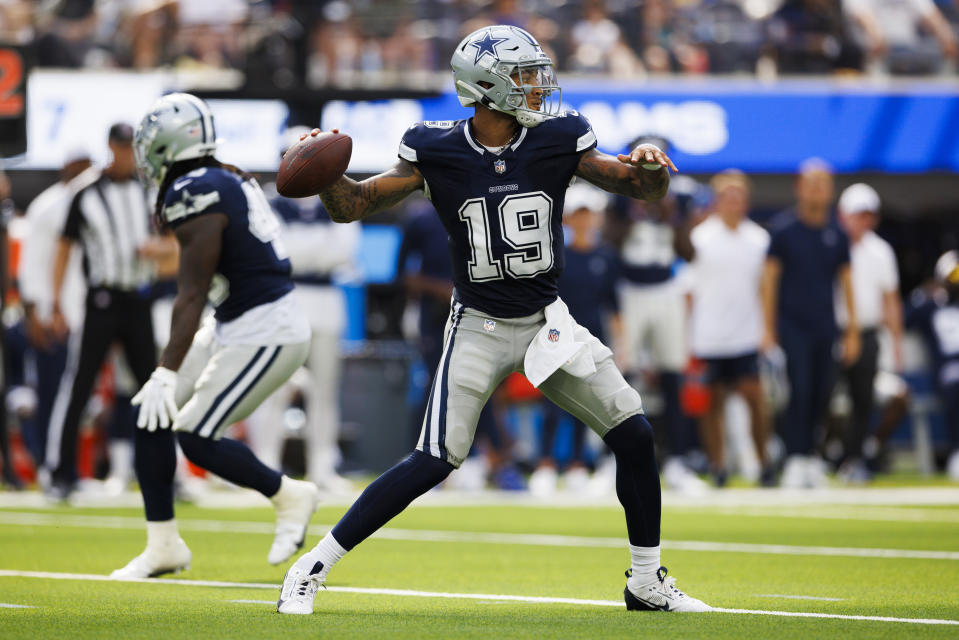 INGLEWOOD, CALIFORNIË - AUGUSTUS 11: Trey Lance #19 van de Dallas Cowboys gooit tijdens een wedstrijd van het voorseizoen tegen de Los Angeles Rams in het SoFi Stadium op 11 augustus 2024 in Inglewood, Californië. (Foto door Ric Tapia/Getty Images)