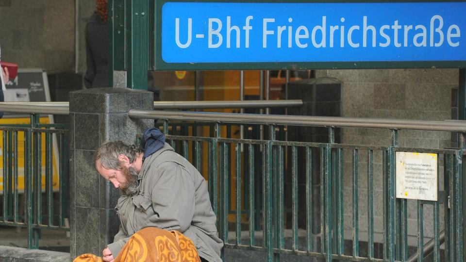 Ein obdachloser Mann sitzt am U-Bahnhof Friedrichstraße in Berlin und hofft auf Almosen. Foto: Jens Kalaene