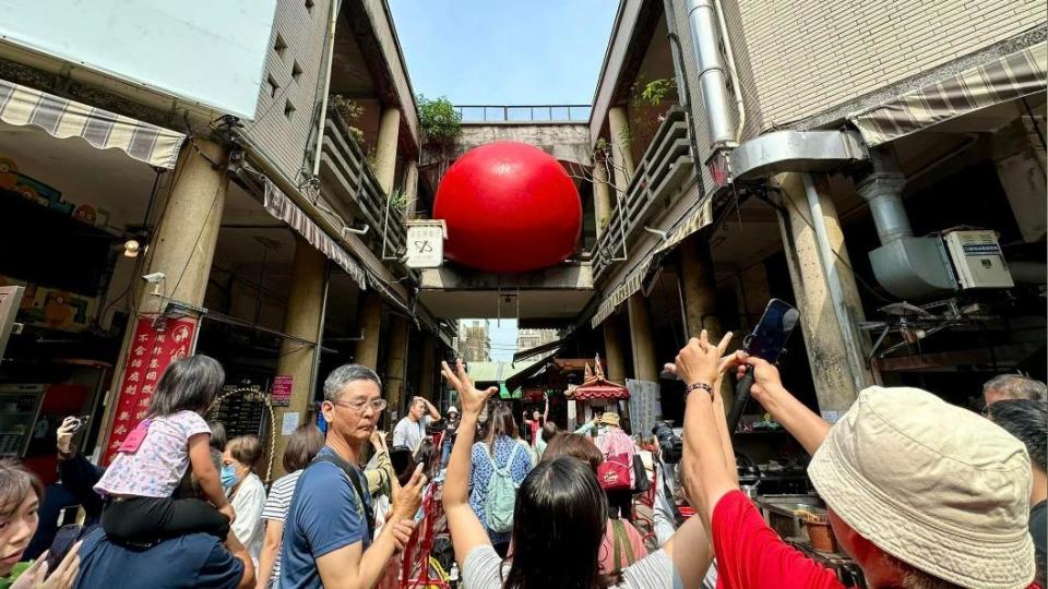 「紅球計畫」第二天來到中西區永樂市場。（圖／翻事自台南式 Tainan Style臉書）
