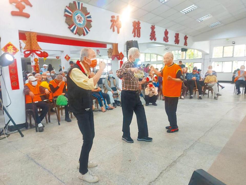 蔡衍明愛心基金會昨在台北榮民之家舉辦「找回爺奶的幸福感」公益演唱會，數名住民熱情地跟著音樂手舞足蹈。（張鎧乙攝）