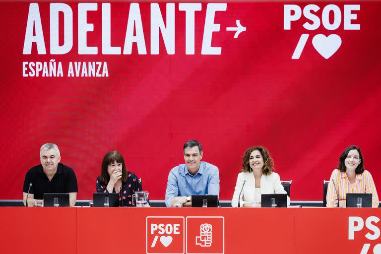 24/07/2023 (I-D) El secretario de Organización del Partido Socialista, Santos Cerdán; la vicepresidenta primera del Senado y presidenta del PSOE, Cristina Narbona; el presidente del Gobierno de España y secretario general del PSOE, Pedro Sánchez; la ministra de Hacienda, María Jesús Montero, y la secretaria de Igualdad de la Ejecutiva Federal del PSOE y diputada nacional, Andrea Fernández, POLITICA Carlos Luján - Europa Press