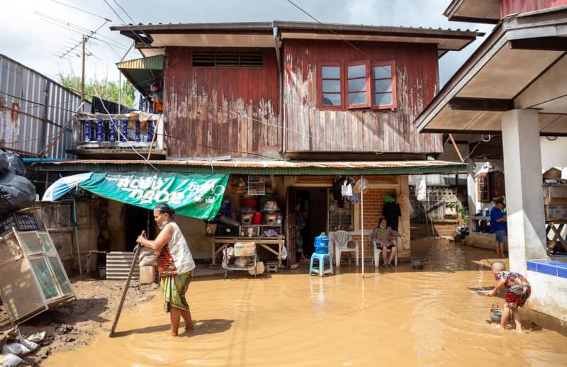 Residents living along the Ping River watch the steadily rising water levels in Chiang Mai. Pongmanat Tasiri/SOPA images via ZUMA Press Wire/dpa