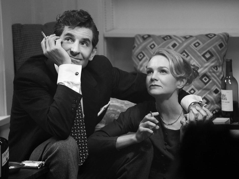 Bradley Cooper as Leonard Bernstein and Carey Mulligan as Felicia Montealegre in 