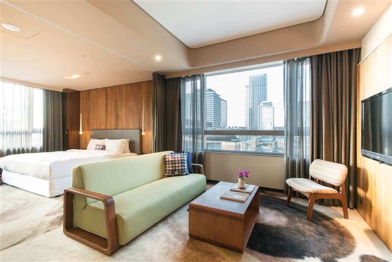 位於台北信義區的Home Hotel，此專案為平日入住16坪的「驚艷套房」，飽覽信義區市景。（圖／Home Hotel提供）