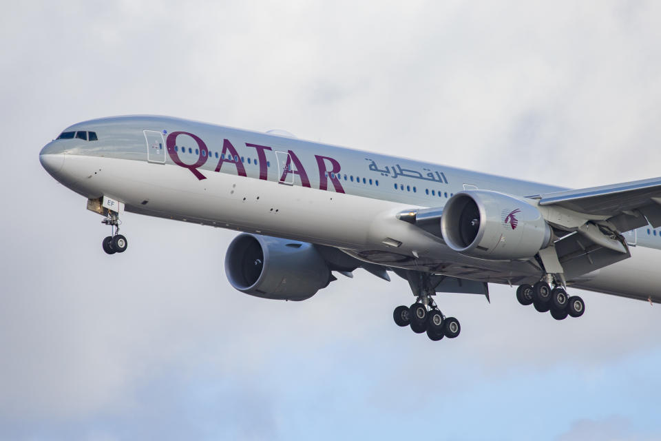 La mejor aerolínea del mundo, según Skytrax, es Qatar Airways. Se trata de la quinta vez que recibe este reconocimiento, aunque el año pasado ocupaba la segunda posición del ranking. Asimismo, ha sido elegida la más sobresaliente en clase <em>business</em>. La compañía tiene su sede en Doha y fue fundada en 1993. Vuela a más de 150 destinos de todo el mundo y cuenta con una flota de casi 230 aviones. (Foto: Nicolas Economou / SOPA Images / LightRocket / Getty Images).