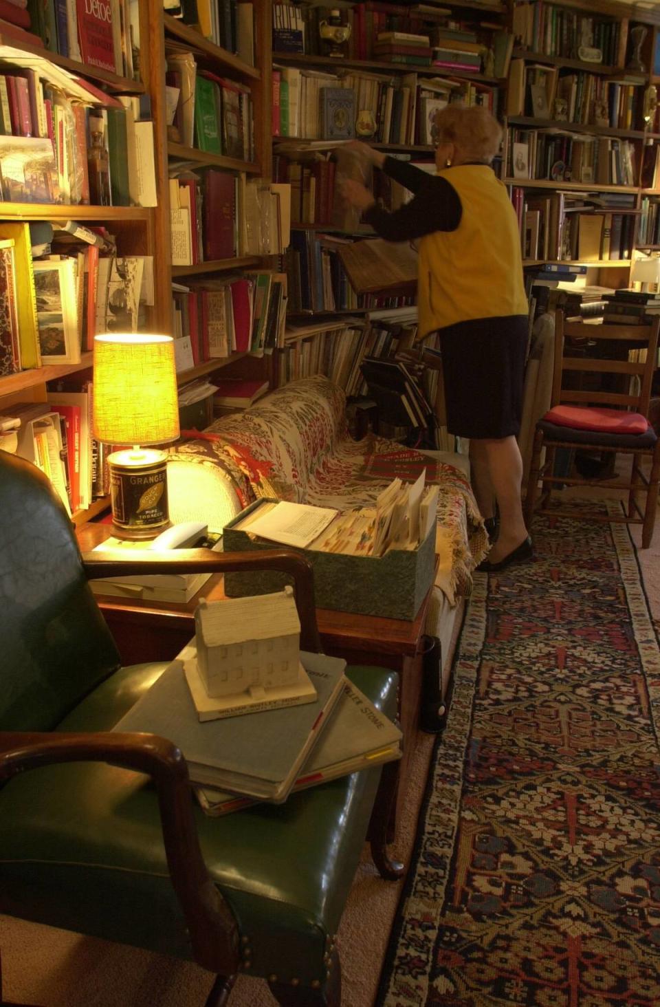 Bettye Lee Mastin in her home library Jan. 26, 2001 after retiring after more than 50 years at the Herald-Leader writing about other people’s homes.