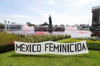 Foto del sábado de la fuente de Minerva en la ciudad mexicana de Guadalajara coloreada de rojo por manifestantes en representación de sangre derramada en una marcha pidiendo justicia por las mujeres asesinadas en casos de violencia de género