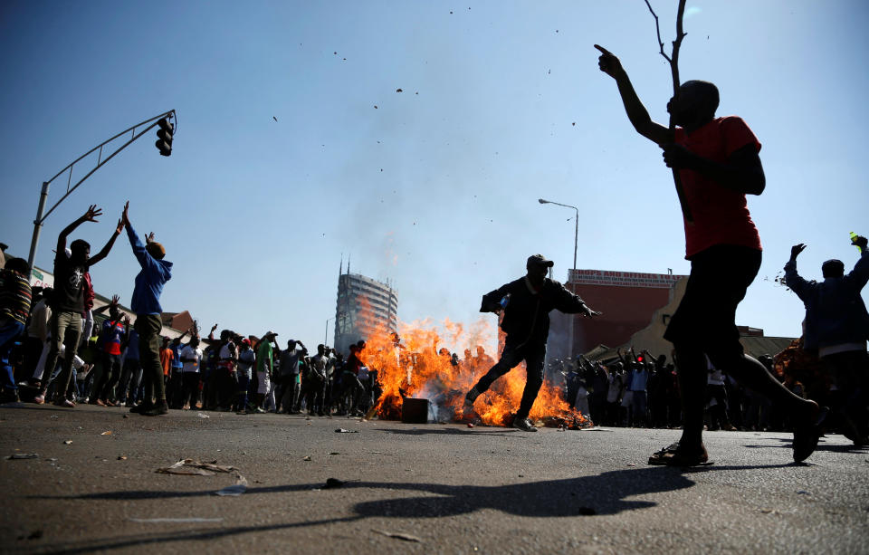 <p>Supporters of the opposition Movement for Democratic Change party (MDC) of Nelson Chamisa react as they block a street in Harare, Zimbabwe, August 1, 2018. (Photo: Siphiwe Sibeko/Reuters) </p>