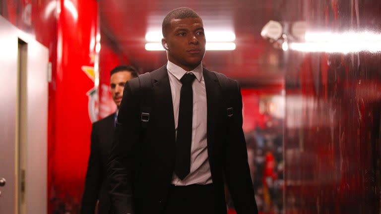 Un trajeado Kylian Mbappé dice presente junto al resto de sus compañeros en Lisboa, previo al duelo contra Benfica