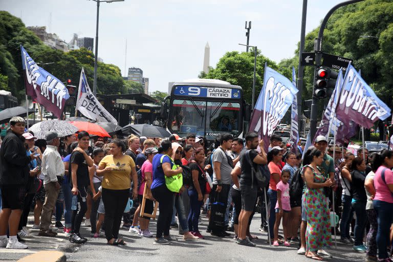 Piqueteros bloquearon el paso del Metrobus en la Avenida 9 de Julio