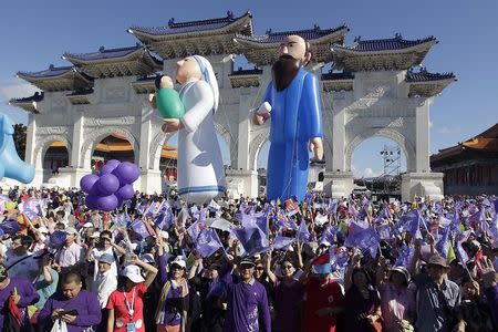 Supporters of Taipei mayoral candidate Ko Wen-je take part in his campaign rally ahead of the local elections in Taipei in this November 23, 2014 file photo. REUTERS/Pichi Chuang/Files