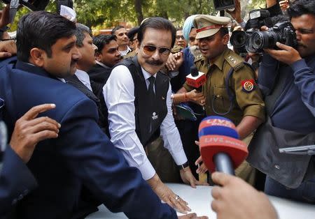 The Sahara group chairman Subrata Roy (C) arrives at the Supreme Court in New Delhi March 4, 2014. REUTERS/Anindito Mukherjee