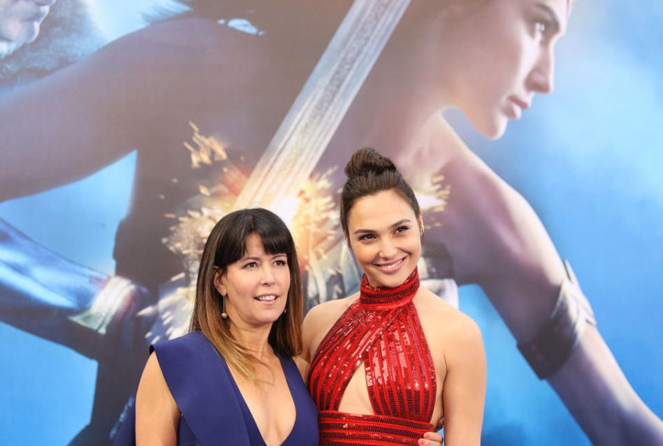 <p>Seit 1984 hat es keinen Superhelden-Film mit einer Frau in der Hauptrolle gegeben – bis „Wonder Woman” in die Kinos kam. Und im Juni wurde der rekordbrechende Filmhit die Realverfilmung mit dem höchsten Einspielergebnis, bei der eine Frau Regie führte. Innerhalb von 21 Tagen nach der Premiere spielte der Film weltweit über 532 Mio. Euro ein. [Bild: Getty] </p>