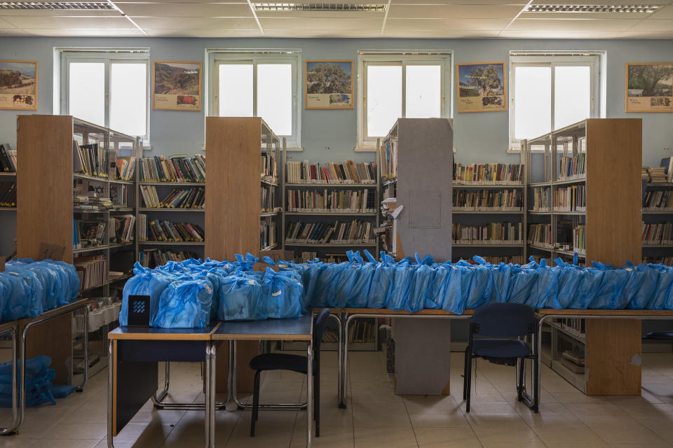 Libros envueltos en bolsas de plástico en la biblioteca de la escuela secundaria Gymnasia Ha'ivrit en Jerusalén el 30 de julio de 2020. (Dan Balilty/The New York Times)