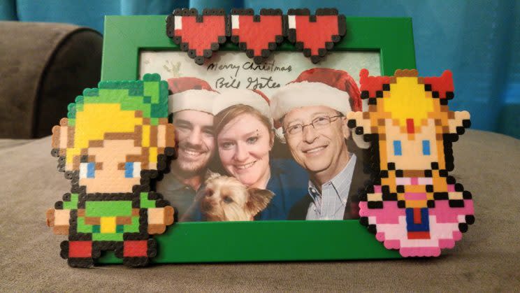 One of the gifts from Gates was a framed picture (Picture: Aerrix/Imgur)