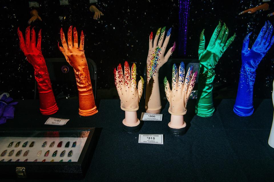 Glove vendor