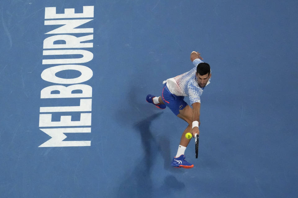 Novak Djokovic devuelve de revés ante Stefanos Tsitsipas durante la final del Abierto de Australia, el domingo 29 de enero de 2023, en Melbourne. (AP Foto/Ng Han Guan)