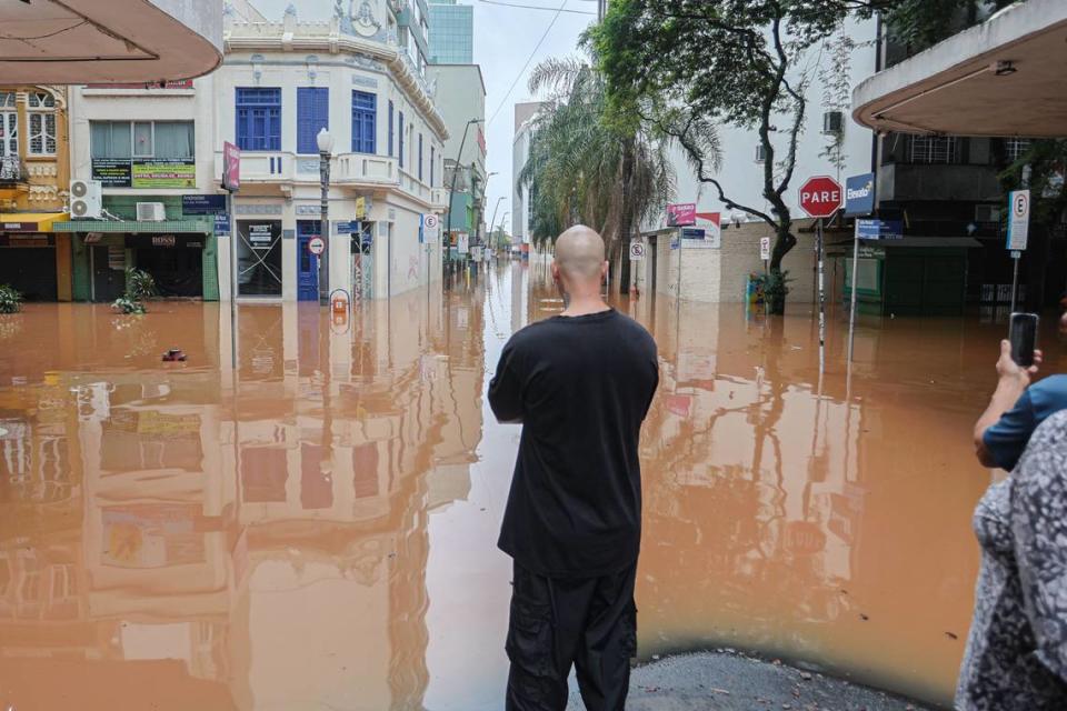 Dos personas toman fotos de la inundación del centro de Porto Alegre, Brasil, el sábado 4 de mayo de 2024. Maxi Franzoi/AGIF/Sipa USA