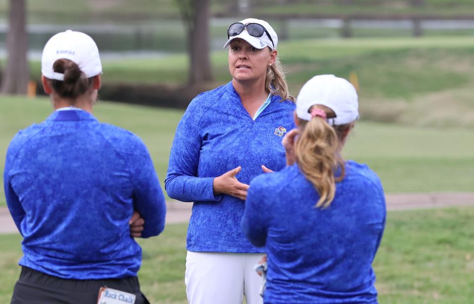 La entrenadora en jefe de golf femenino de Kansas, Lindsay Kuhle, llevó a los Jayhawks a otra regional de la NCAA.