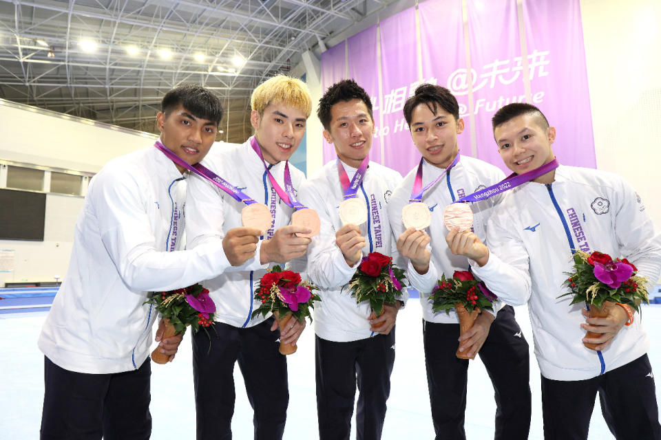 台灣體操男團亞運抱回銅牌，寫下隊史新猷。(中華奧會提供)