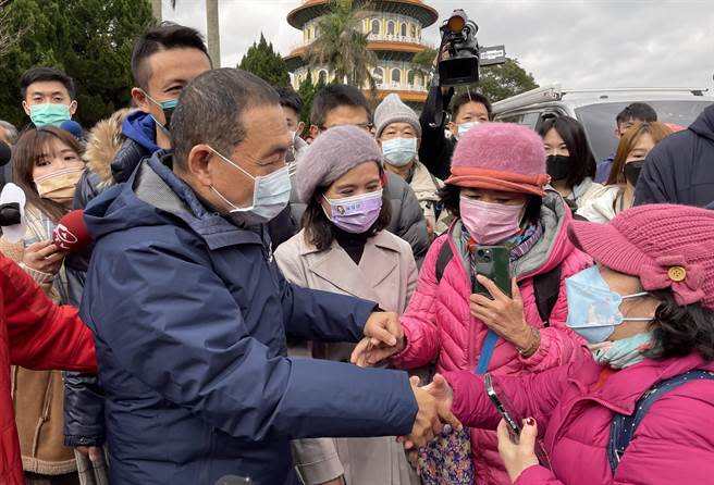 民眾爭相與侯友宜握手，充分展現出他的高人氣。（呂健豪攝）