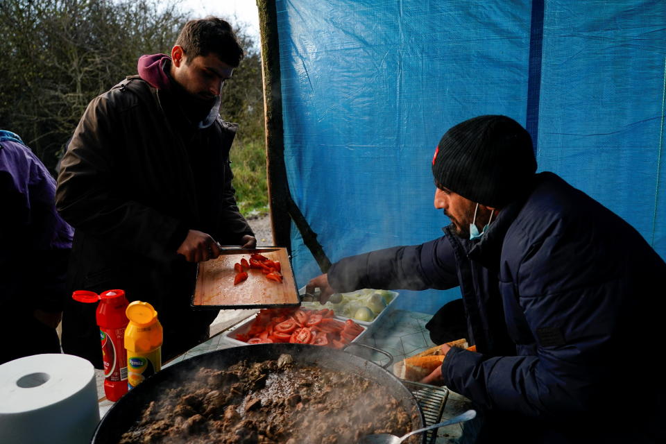 Vendiendo sándwiches en un campo de inmigrantes para pagar a los traficantes