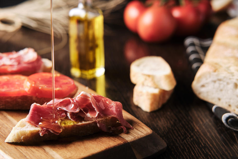 La inclusión de tomate y aceite hace que el desayuno sea más equilibrado. Foto: Getty Creative