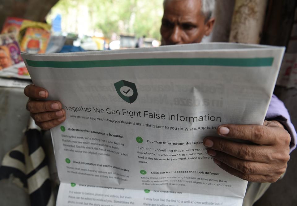 Un periódico con un anuncio de WhatsApp destinado a contrarrestar la información falsa, en Nueva Delhi el 10 de julio de 2018. (Foto: PRAKASH SINGH/AFP a través de Getty Images)