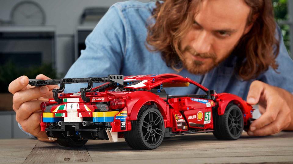 Ferrari 488 GTE 賽車搖身一變成了 Lego Technic 盒裝積木模型 