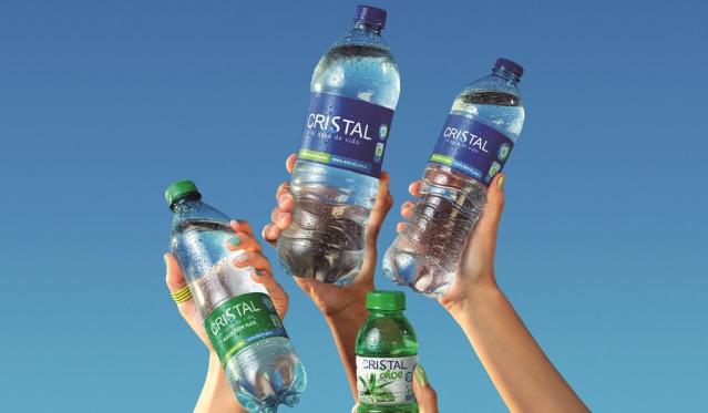 Cristal distribuirá agua solo en botellas hechas con material 100% reciclado