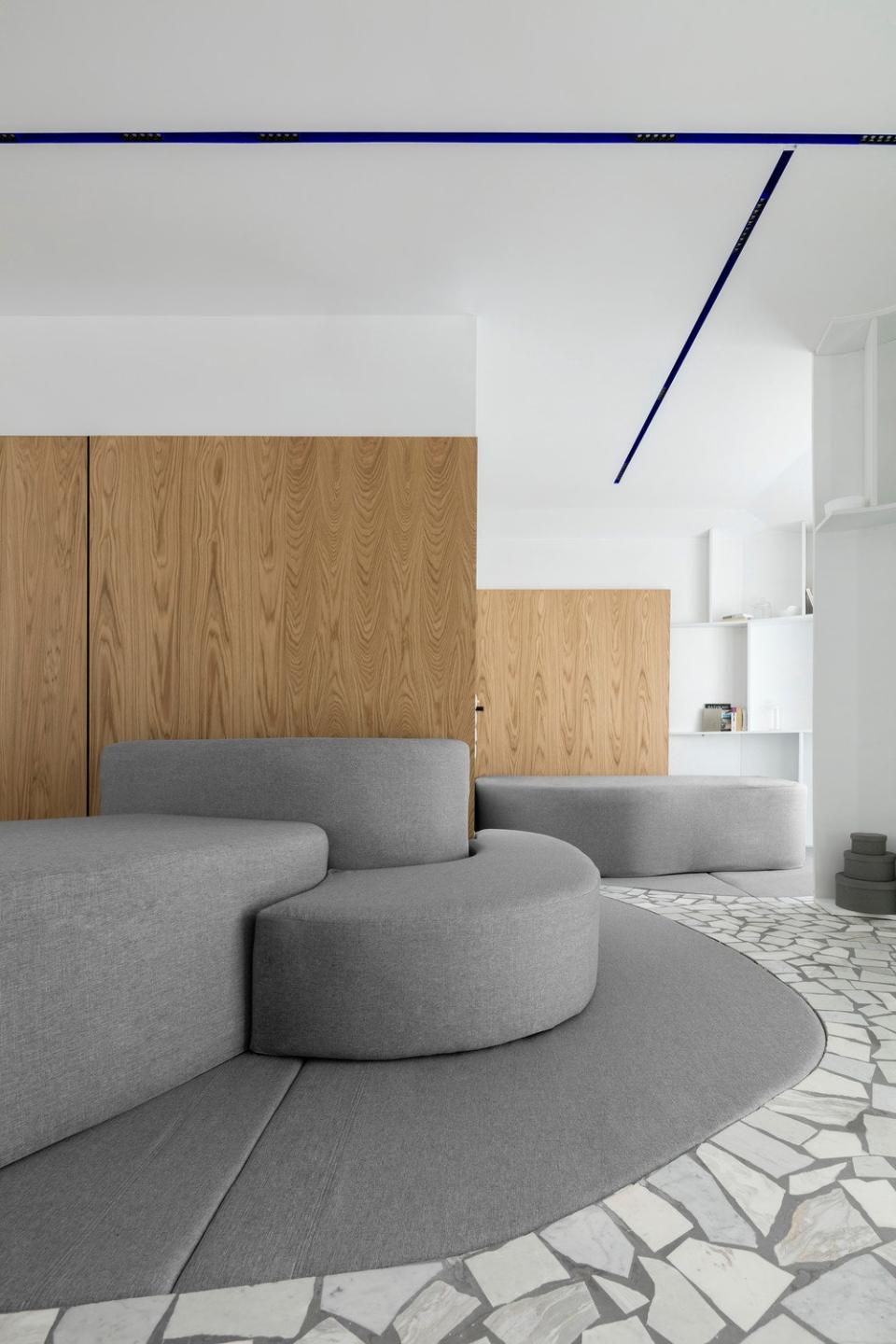 Moscow-based architect Maxim Kashin designed the interior renovation of a family’s townhouse in the Moscow neighborhood of Vidnoye.