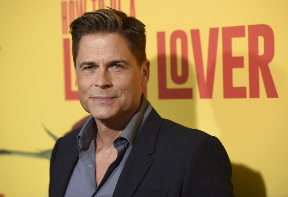 En esta foto del 26 de abril del 2017, Rob Lowe llega al estreno de "How to Be a Latin Lover" en Los Angeles. Lowe dijo a Entertainment Weekly en una entrevista publicada el 27 de junio del 2017 que temió por su vida durante un encuentro reciente con una criatura estilo "Pie Grande". (Foto por Chris Pizzello/Invision/AP, Archivo)