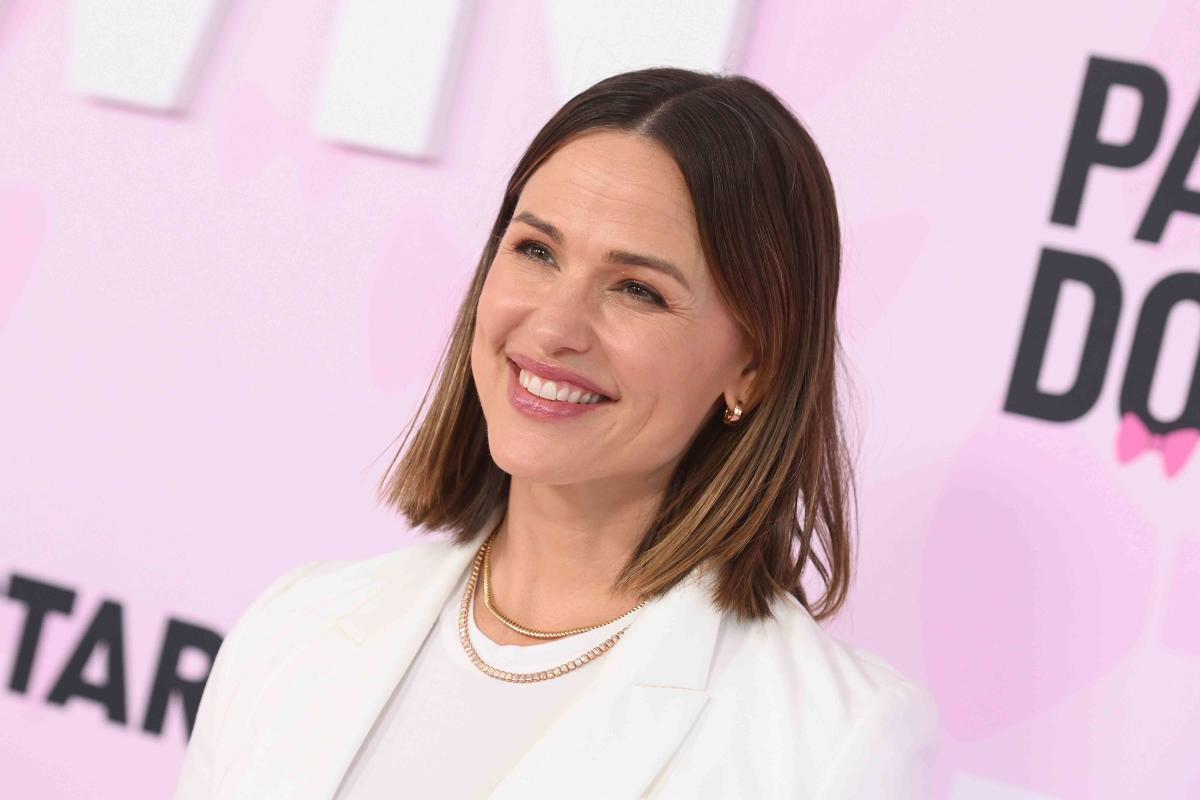 Jennifer Garner Declared Gray Is the New Black in a Knit Miniskirt