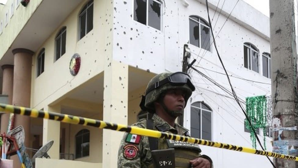 Un soldado frente al palacio municipal de San Miguel Totolapan