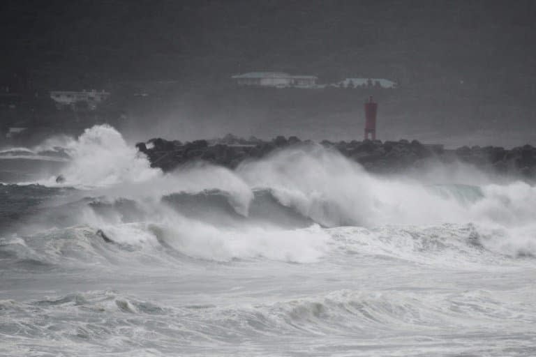 Des vagues géantes s'écrasent sur le littoral avec l'approche du typhon Haishen à Makurazaki au Japon, le 6 septembre 2020.
 - CHARLY TRIBALLEAU © 2019 AFP