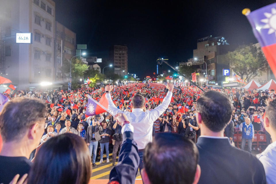 國民黨總統參選人侯友宜、副總統參選人趙少康26日台南成立競選總部成立，並舉辦造勢大會，現場湧入超過3萬名鄉親，爭相為侯友宜加油。（侯辦提供）