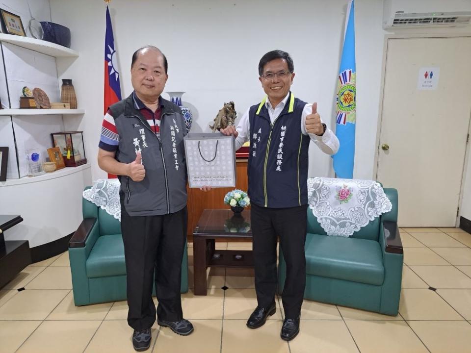 《圖說》新北市新聞記者職業工會理事長黃村杉回贈紀念品。〈桃園市榮服處提供〉