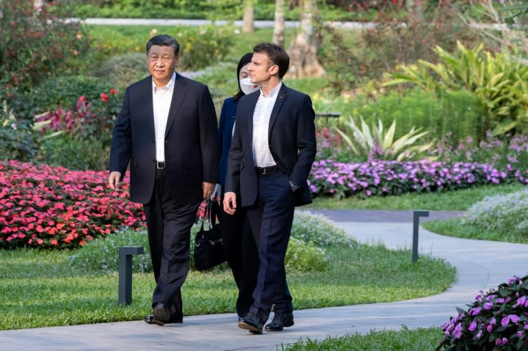 El presidente de China, Xi Jinping (izq.), y el de Francia, Emmanuel Macron, visitan el jardín de la residencia del gobernador de Guangdong el 7 de abril de 2023 (Jacques Witt)