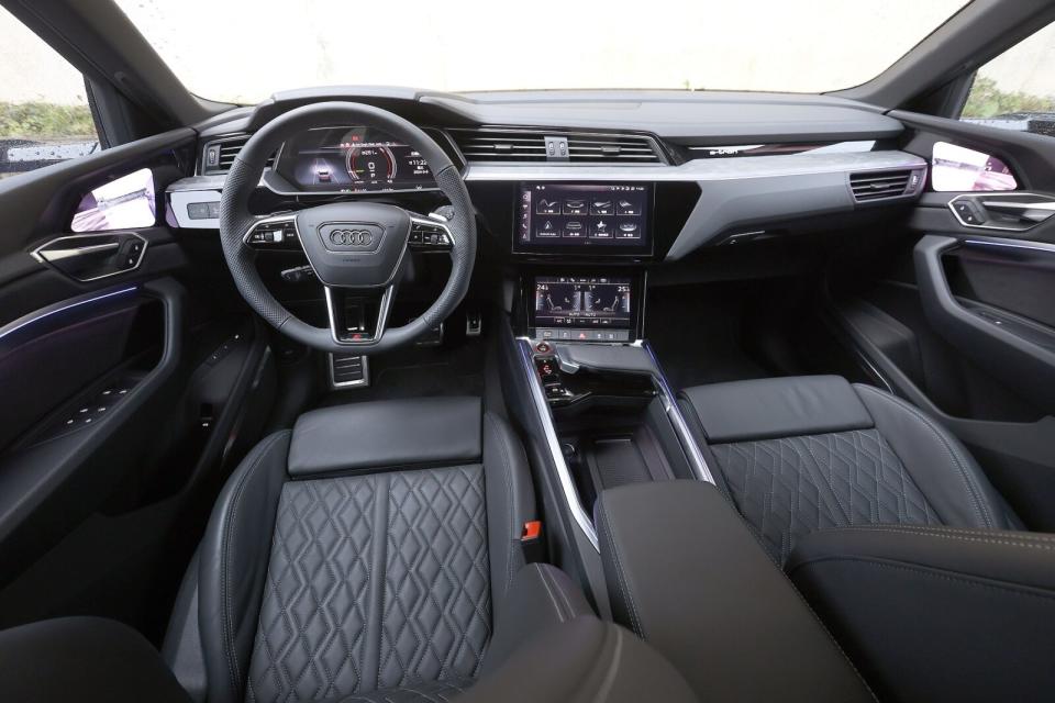 車室以黑色調為主的S line內裝套件營造出沉穩動感氣息，另可選用紅色縫線或座椅皮質來增添熱血氛圍。