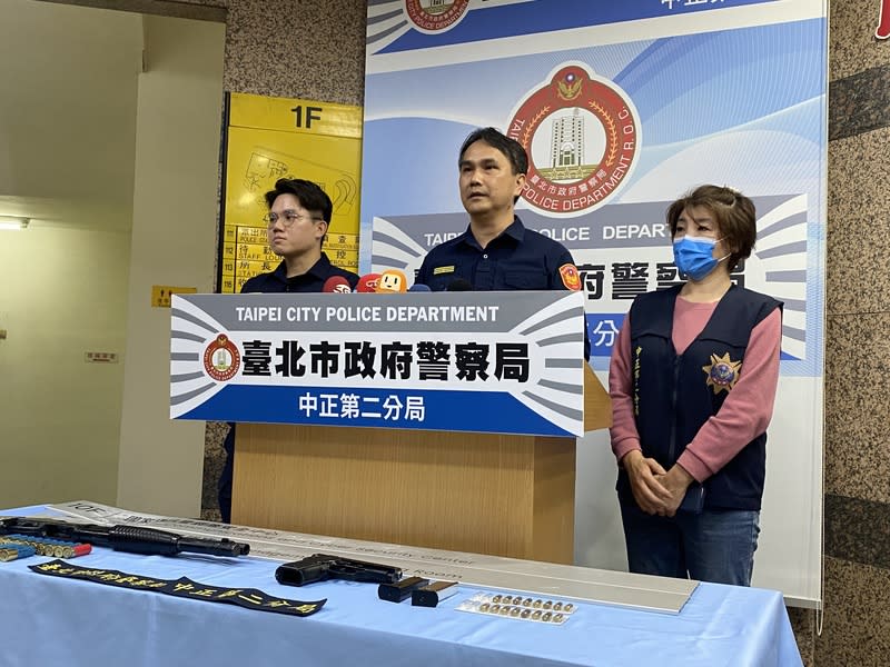 男子朝數位發展部開槍  警方續追槍枝來源 數位發展部28日遭人開槍，警方獲報迅速逮捕54歲張 姓男子。台北市警察局中正第二分局下午召開記者會 說明案情，分局長李憲蒼（中）表示，將針對張男犯 案動機、是否有共犯和政治背景、槍枝購買來源等疑 點，做進一步釐清。 中央社記者黃麗芸攝  113年3月28日 