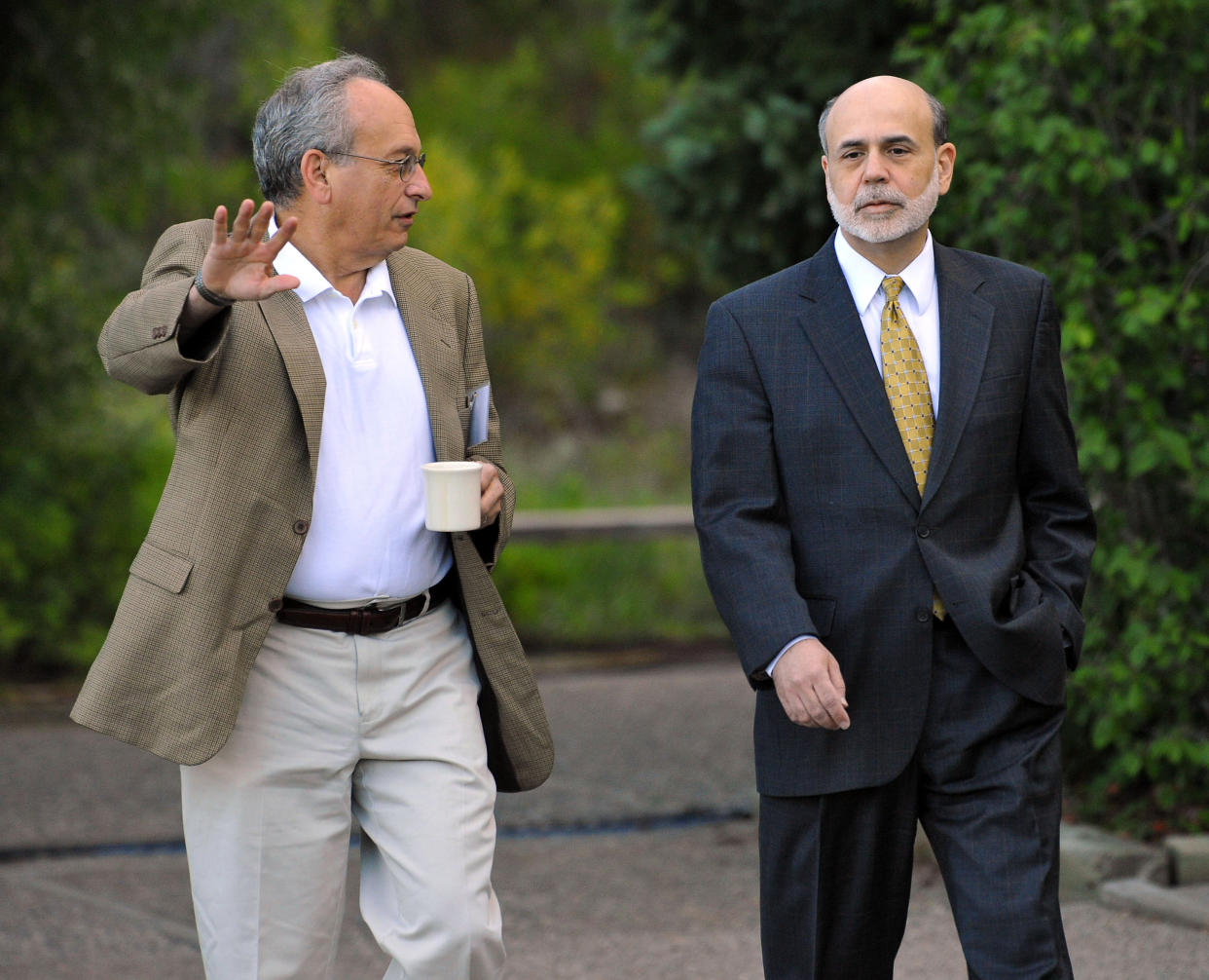 Federal Reserve Vice Chairman Donald Kohn walks with Federal Reserve Chairman Ben Bernanke (R) as they take a brief morning break at the Jackson Hole Economic Symposium in Grand Teton National Park, August 27, 2010. REUTERS/Price Chambers (UNITED STATES - Tags: POLITICS BUSINESS IMAGES OF THE DAY)