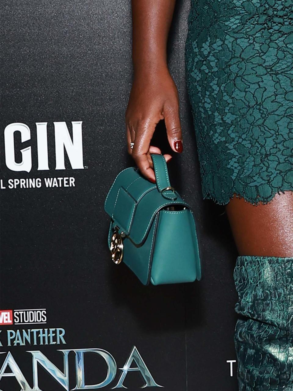 El fabuloso bolso de Lupita Nyong'o