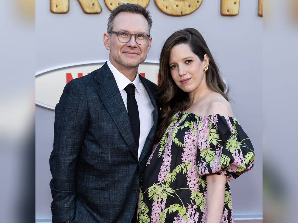 Christian Slater und seine Ehefrau Brittany werden wieder Eltern - das offenbarten sie mit ihrem gemeinsamen Auftritt bei der "Unfrosted"-Premiere. (Bild: Corine Solberg/Sipa USA/Action Press)