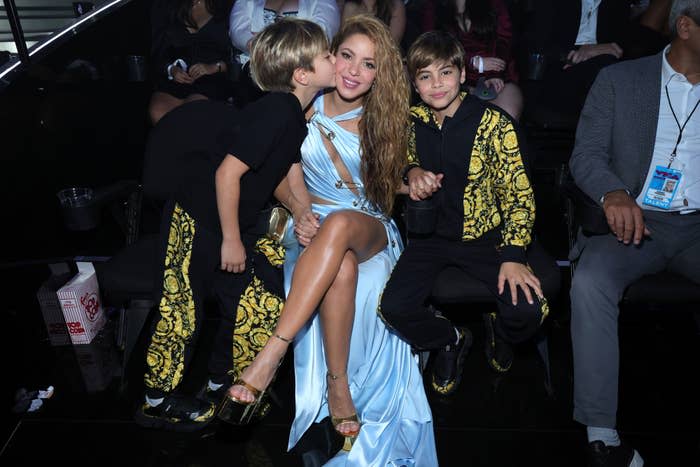 Shakira with her sons Milan and Sasha, sitting on either side of her