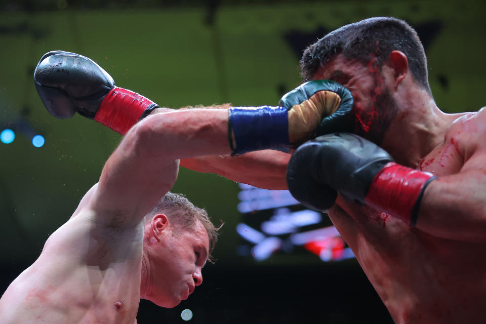  Canelo Alvarez golpea a John Ryder en el Super Middleweight Championship en el Akron Stadium, Zapopan, Mexico. (Hector Vivas/Getty Images)