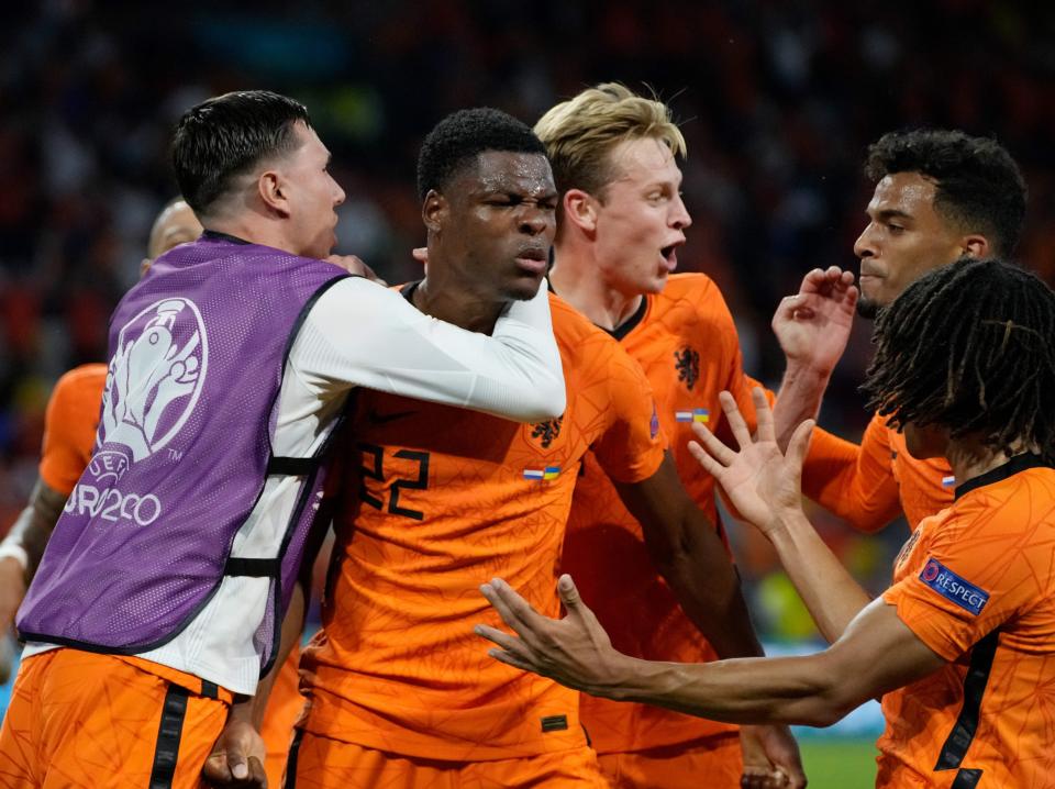 Netherlands players celebrate with match-winner Denzel Dumfries (POOL/AFP via Getty Images)